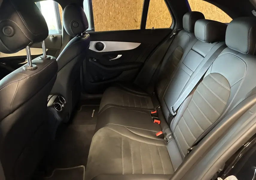 Vue intérieure côté droit des sièges arrière en cuir noir et alcantara d'une Mercedes Classe C Break 220d AMG Line 2021.