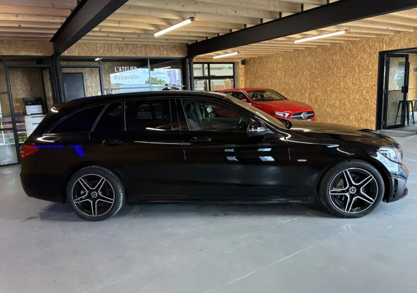 Mercedes Classe C Break 220D noir métal vue de profil côté gauche avec jantes AMG bi-ton et vitres surteintées.