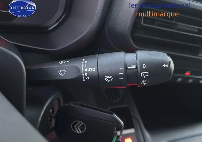 Gros plan sur la commande des essuie-glaces dans l'habitacle du Citroën Berlingo Fourgon blanc 2025.