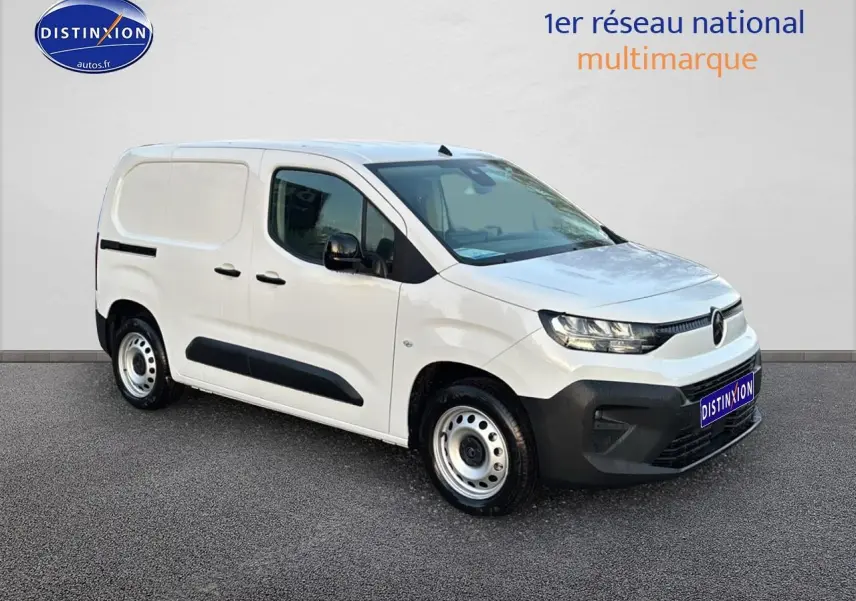 Vue 3/4 avant droit d’un Citroën Berlingo Fourgon blanc avec porte latérale coulissante et jantes acier.