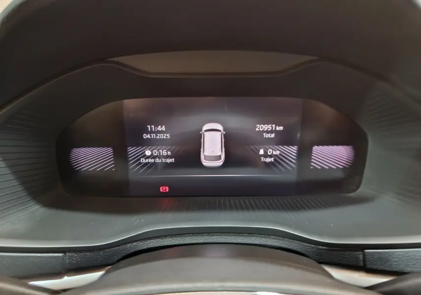 Affichage numérique du combiné d'instruments du Skoda Karoq 2024 montrant la durée du trajet et le kilométrage total.