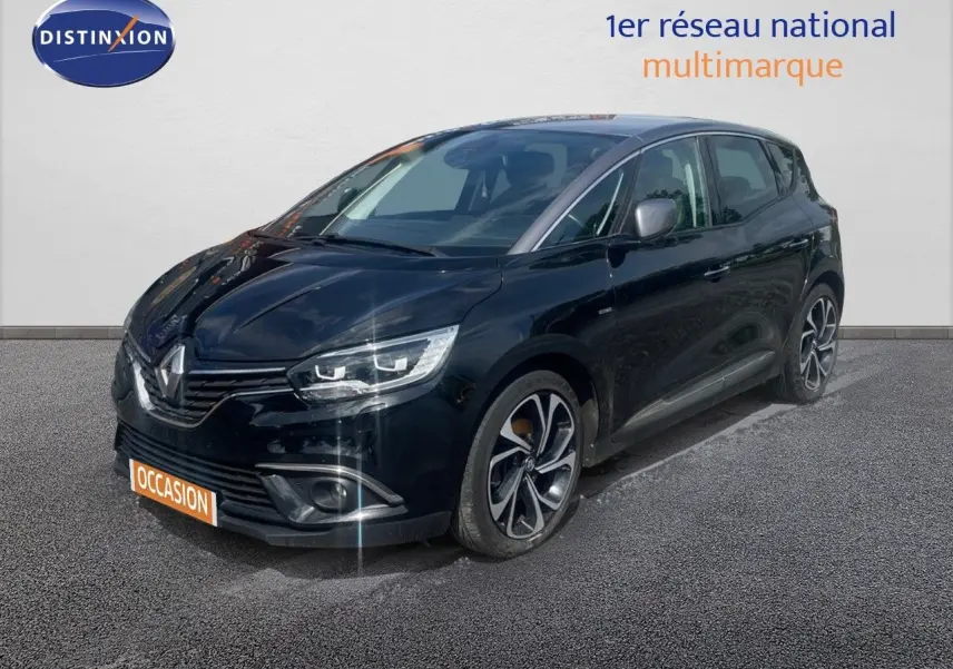 Renault Scénic IV noir en 3/4 avant droit, avec jantes alliage et feux LED distinctifs, sur fond neutre.