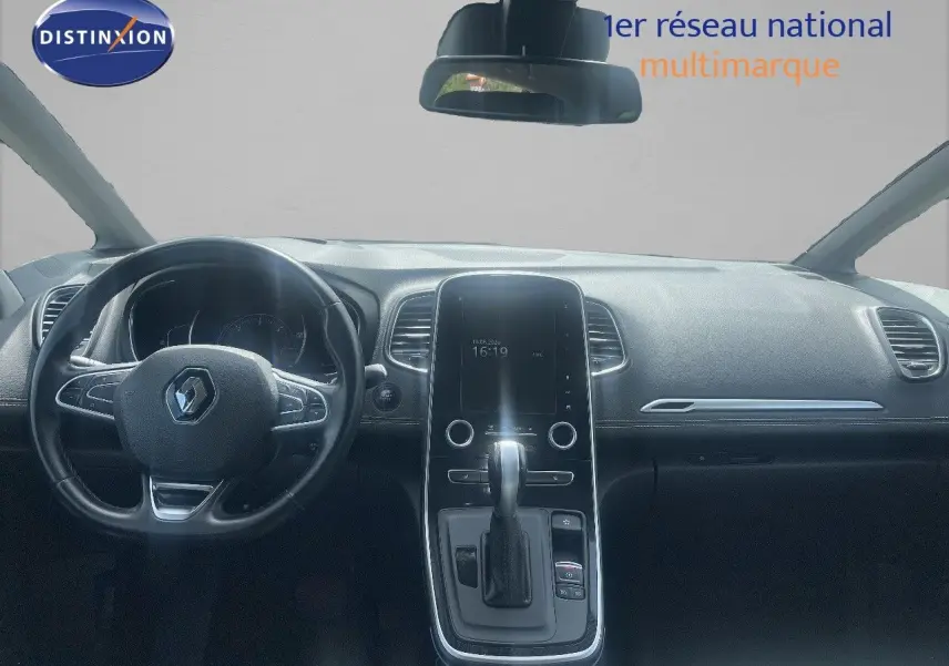 Vue intérieure frontale du tableau de bord noir du Renault Scenic IV avec écran tactile vertical et volant multifonction.