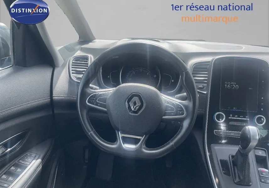 Vue intérieure centrée sur le volant noir et la console centrale avec écran tactile du Renault Scénic IV 2017.