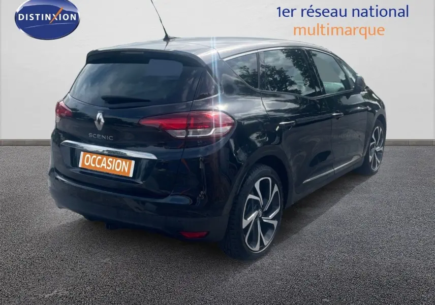 Renault Scénic IV noir vu en 3/4 arrière droit, avec jantes alliage et vitres teintées.