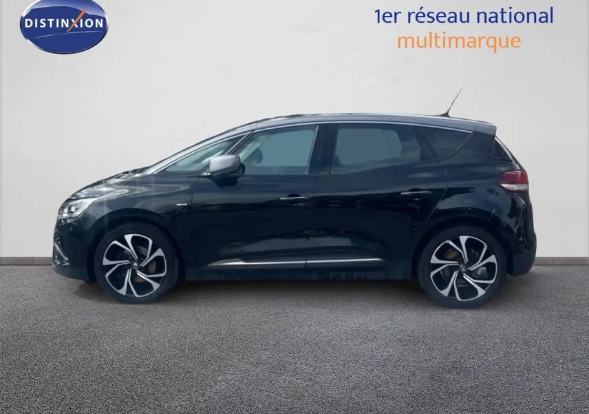 Profil côté gauche d'un Renault Scénic IV noir 2017 avec jantes stylisées et rétroviseurs argentés sur fond neutre.