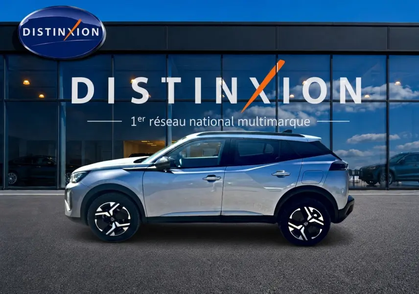 Peugeot 2008 gris artense en profil droit, soulignant ses jantes alu et toit noir contrastant.