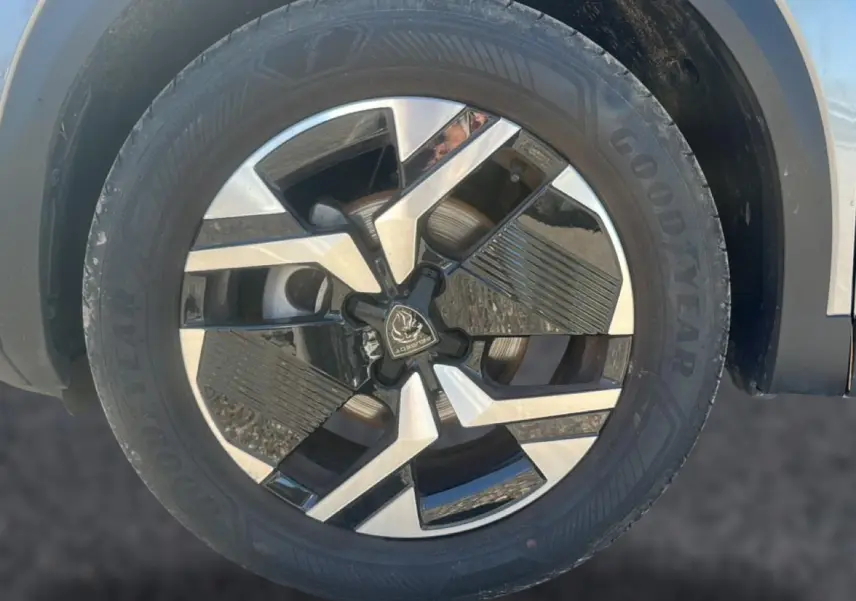 Gros plan sur la jante alu bicolore noire et argentée du Peugeot 2008 gris artense, avec pneu Goodyear visible.