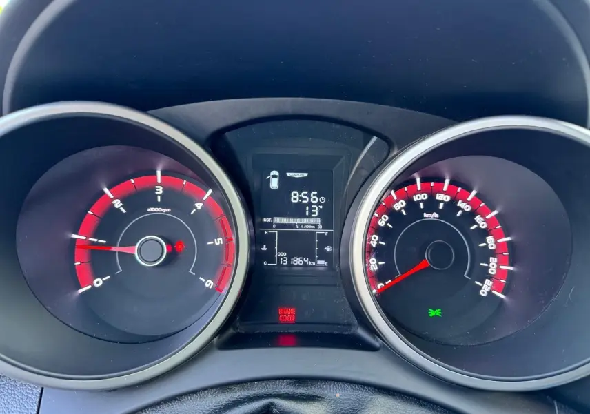 Tableau de bord du SsangYong Tivoli 2016 avec compte-tours et compteur de vitesse à aiguilles rouges.