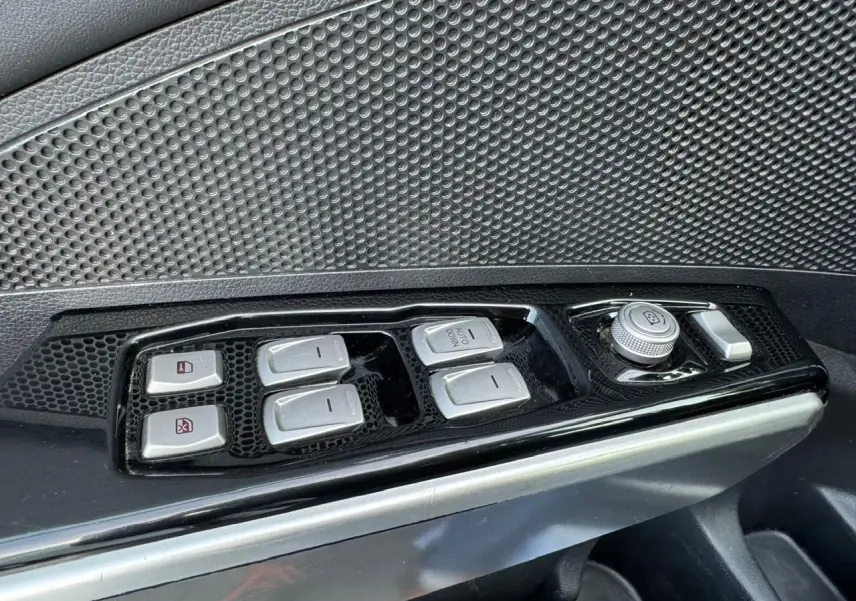 Panneau de commandes des vitres électriques côté conducteur du SsangYong Tivoli blanc 2016, finition Urban.