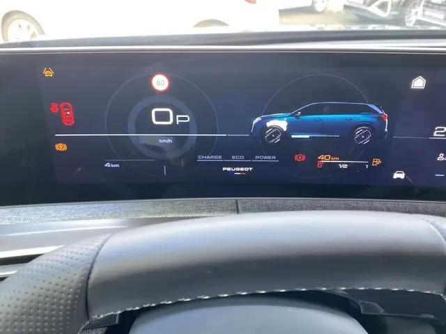Affichage numérique du tableau de bord montrant un SUV Peugeot 5008 bleu en profil droit avec indicateurs de conduite.