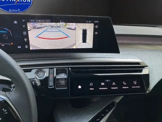 Vue intérieure du tableau de bord du Peugeot 5008 noir Perla Nera, écran tactile affichant la caméra 360° et commandes multimédia.