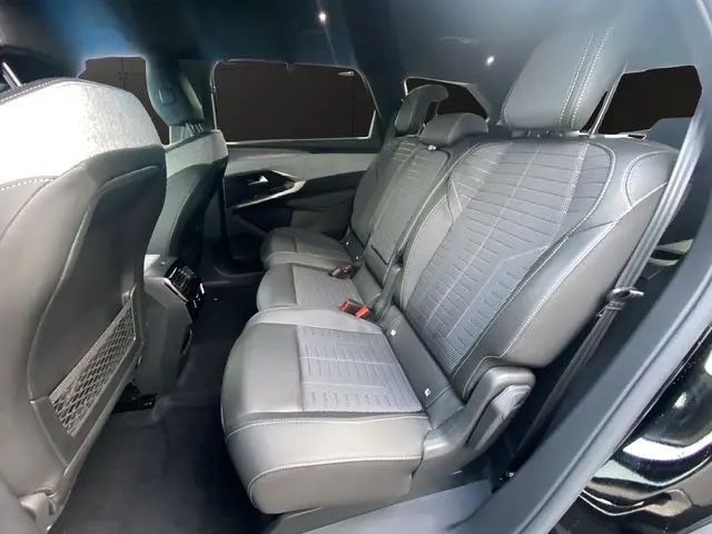 Vue intérieure côté droit des sièges arrière en cuir gris noir du Peugeot 5008 2025 Noir Perla Nera avec finition soignée
