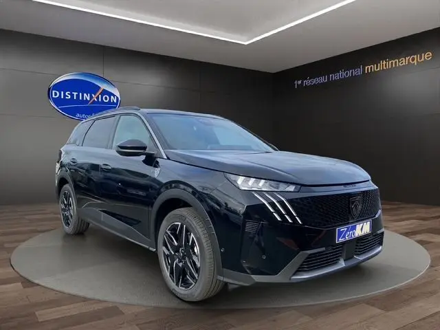 Peugeot 5008 noir Perla Nera en 3/4 avant droit, avec jantes alu 19'' et calandre distinctive GT.