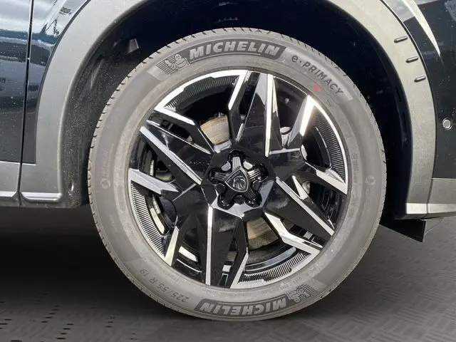 Gros plan sur la jante alu 19'' noire et argentée du Peugeot 5008 1.2 Hybrid 145 GT en Noir Perla Nera