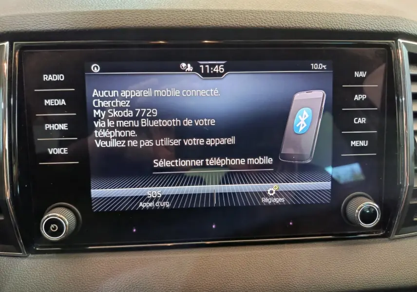Écran tactile central du tableau de bord du Skoda Karoq 2024 affichant le menu Bluetooth et options connectivité.
