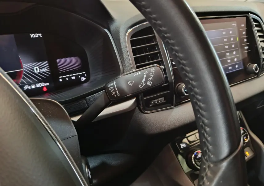 Intérieur noir du Skoda Karoq 2024, vue rapprochée du volant et du tableau de bord numérique avec écran tactile.