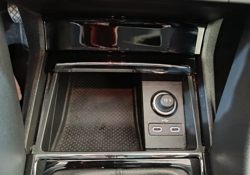 Gros plan sur la console centrale noire du Skoda Karoq 2024, avec prise 12V et deux ports USB-C visibles.