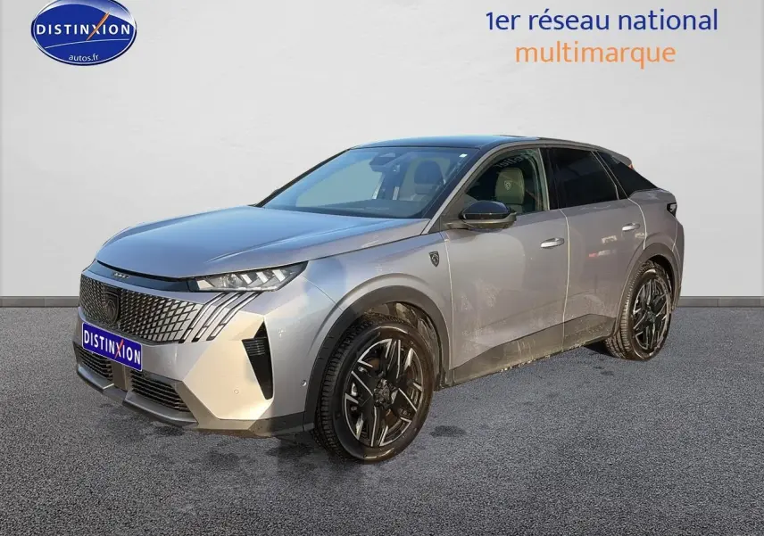 Peugeot 3008 gris en 3/4 avant droit, jantes alu noires et calandre distinctive au design moderne.