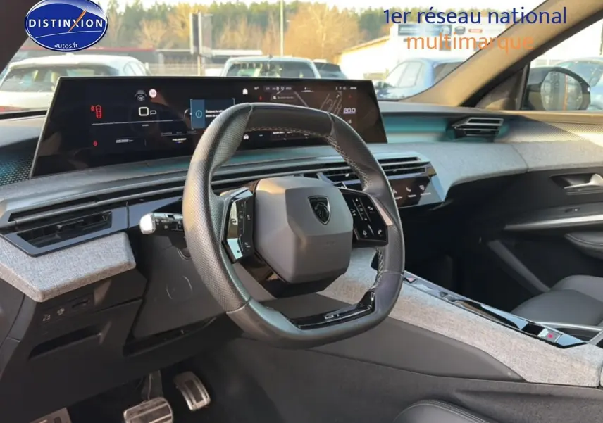 Intérieur du Peugeot 3008 gris, vue du poste de conduite avec volant compact et tableau de bord numérique large.