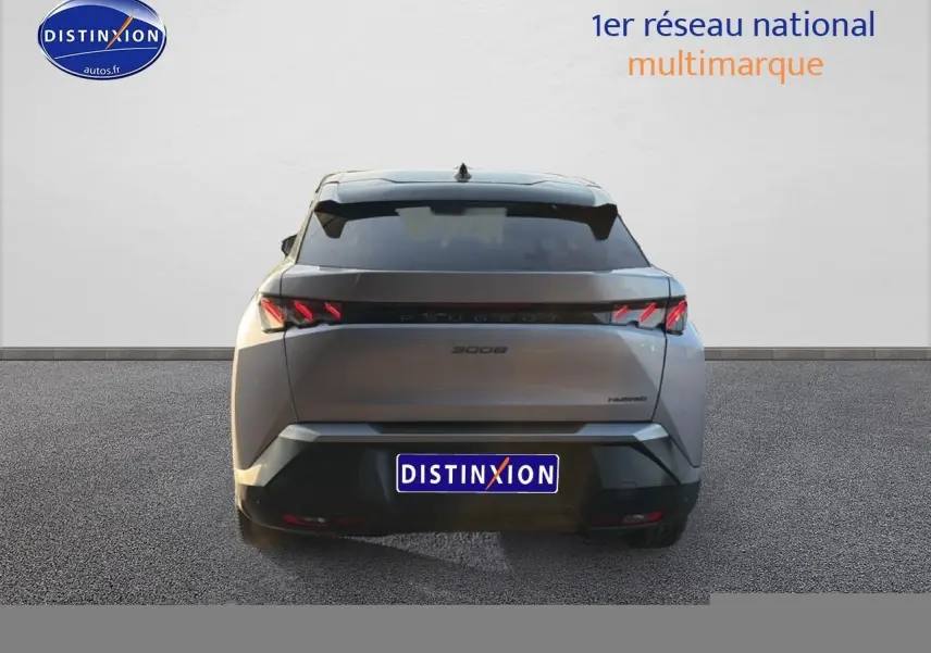 Vue arrière d'un Peugeot 3008 gris 2025 avec feux arrière LED caractéristiques et lunette arrière surteintée.