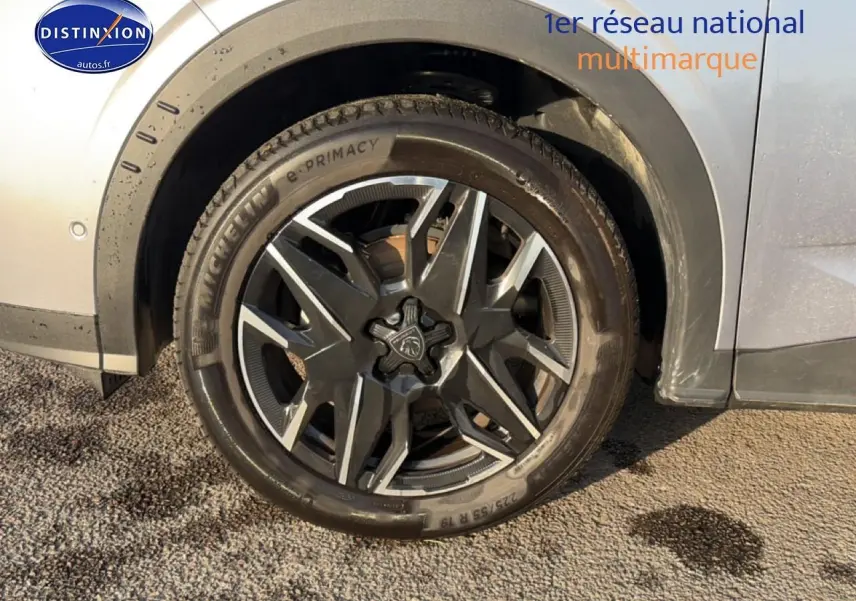 Gros plan sur la roue avant droite gris clair du Peugeot 3008 1.2 hybrid 145 GT avec jante alu distinctive.