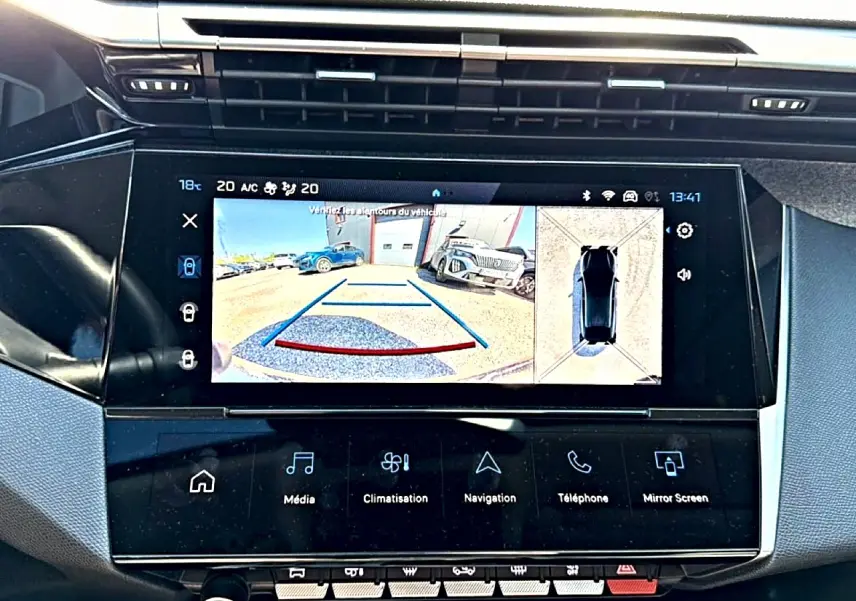 Écran tactile central du Peugeot 408 Hybrid 145 allure montrant la caméra de recul et l'affichage 360° intérieur.