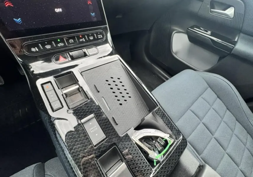 Vue rapprochée de la console centrale noire brillante et du siège passager tissu bleu dans un Citroën C5 Aircross 2026.