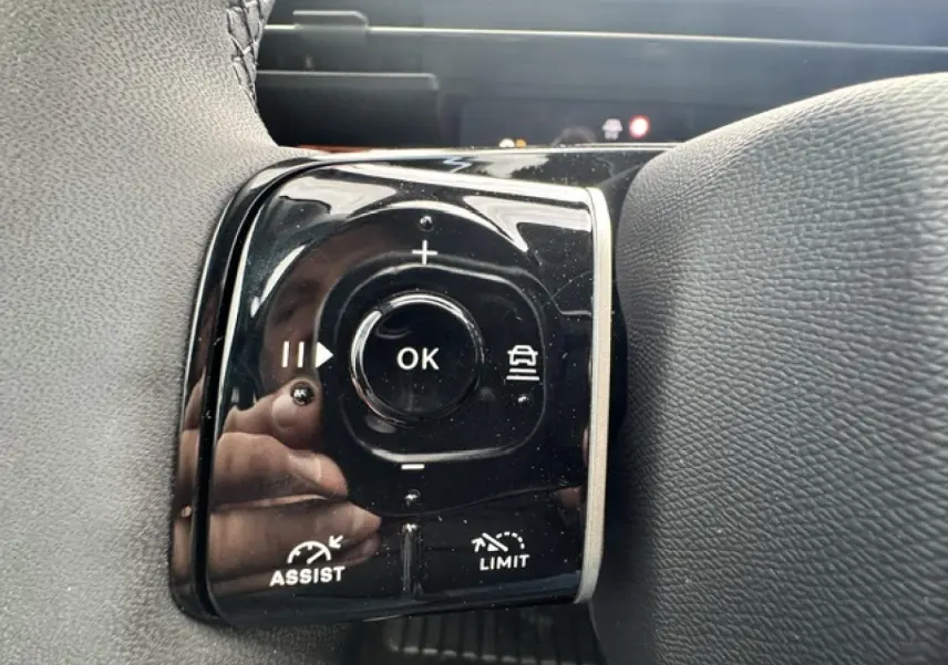 Gros plan sur les commandes noires du volant multifonction du Citroën C5 Aircross gris Platinium.