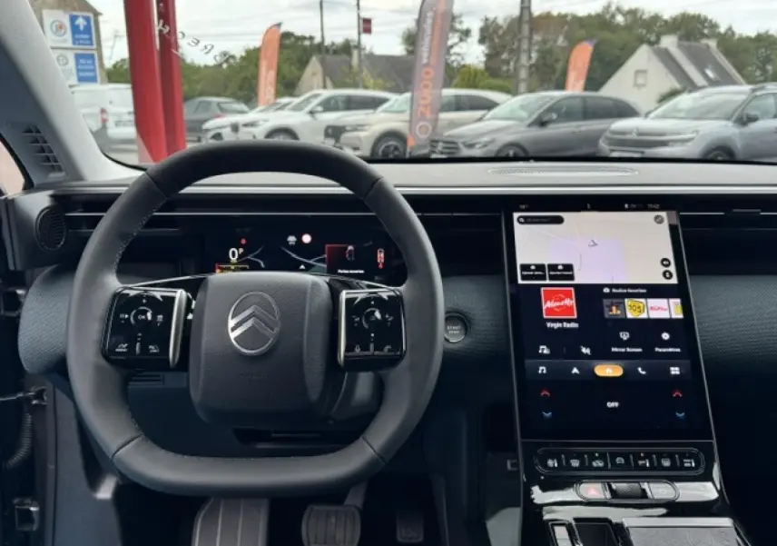 Vue intérieure du tableau de bord du Citroën C5 Aircross gris Platinium, avec volant multifonction et écran tactile central vertical.