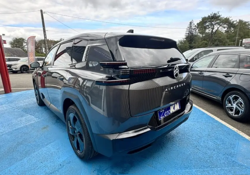 Vue 3/4 arrière droite du Citroën C5 Aircross gris Platinium avec feux arrière LED et jantes noires.