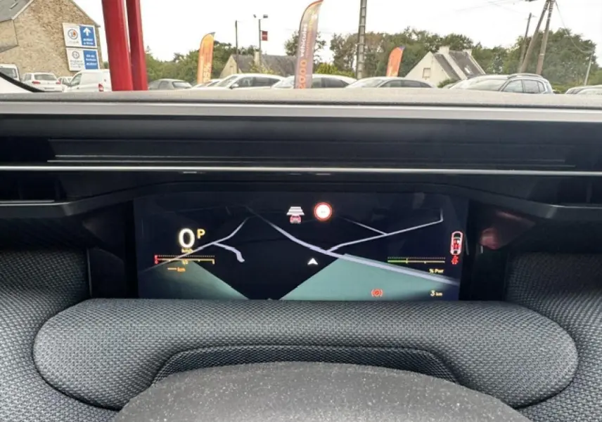 Tableau de bord numérique du Citroën C5 Aircross gris Platinium, affichage de navigation et indicateurs.