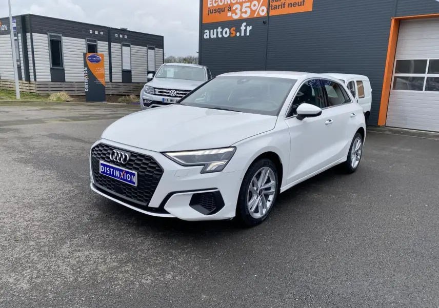 Audi A3 Sportback blanc Ibis vue 3/4 avant droit avec calandre hexagonale noire et phares LED distinctifs.