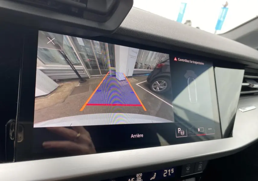 Écran de caméra de recul de l’Audi A3 Sportback blanc Ibis, vue intérieure du tableau de bord.