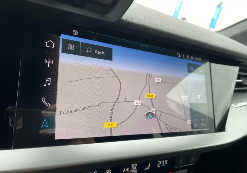 Écran central tactile de navigation MMI dans l’Audi A3 Sportback blanc, vue intérieure rapprochée.