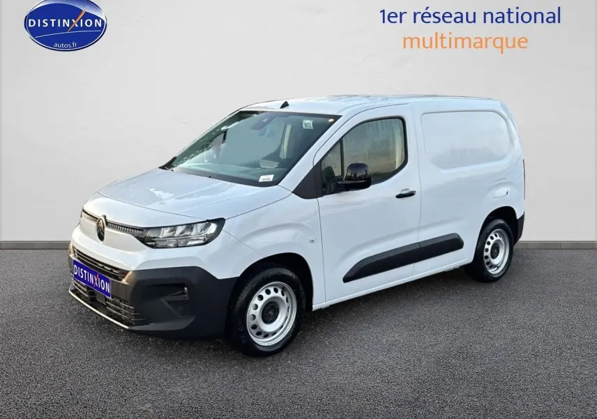 Vue 3/4 avant droit du Citroën Berlingo Fourgon blanc avec porte latérale coulissante et pare-chocs noirs.