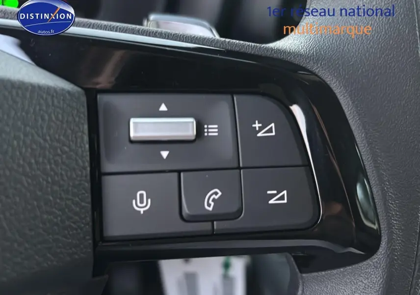 Gros plan sur les commandes multifonctions noires du volant du Citroën Berlingo Fourgon blanc, version 2025.