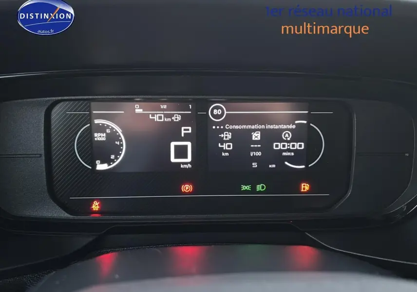 Tableau de bord numérique du Citroën Berlingo Fourgon blanc, affichage digital clair avec compte-tours et vitesse à 0 km/h.