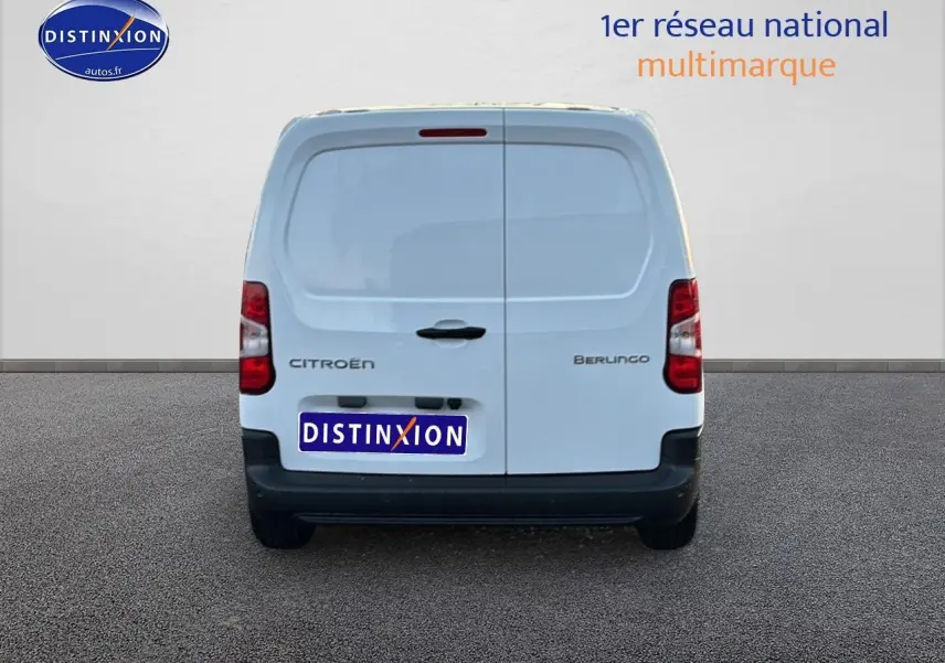 Vue arrière d'un utilitaire Citroën Berlingo Fourgon blanc avec portes arrière battantes et logo visible.