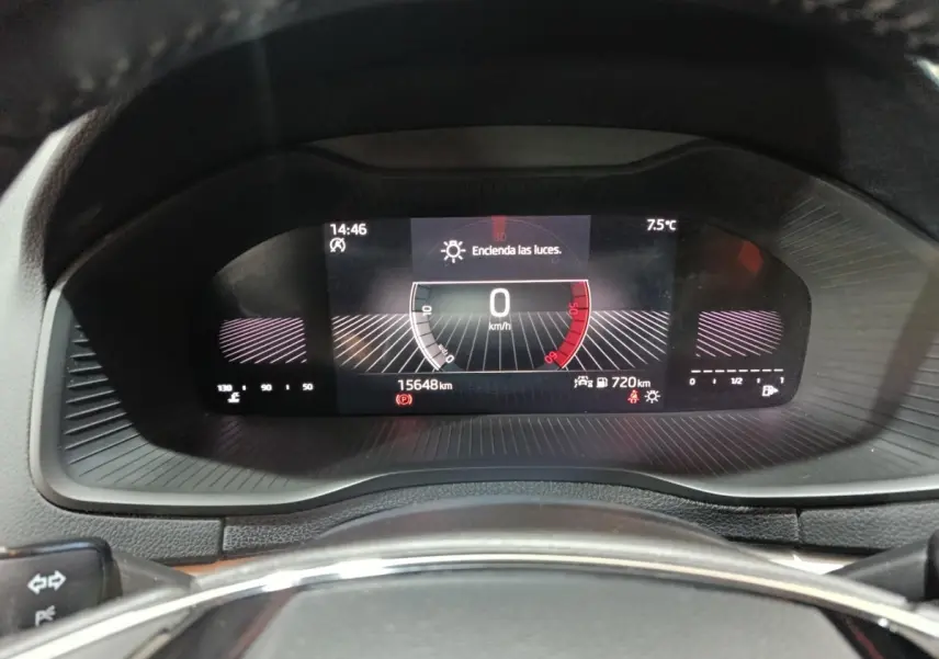Combiné d'instruments numérique du Skoda Karoq 2024 affichant 0 km/h et 15 648 km au compteur.