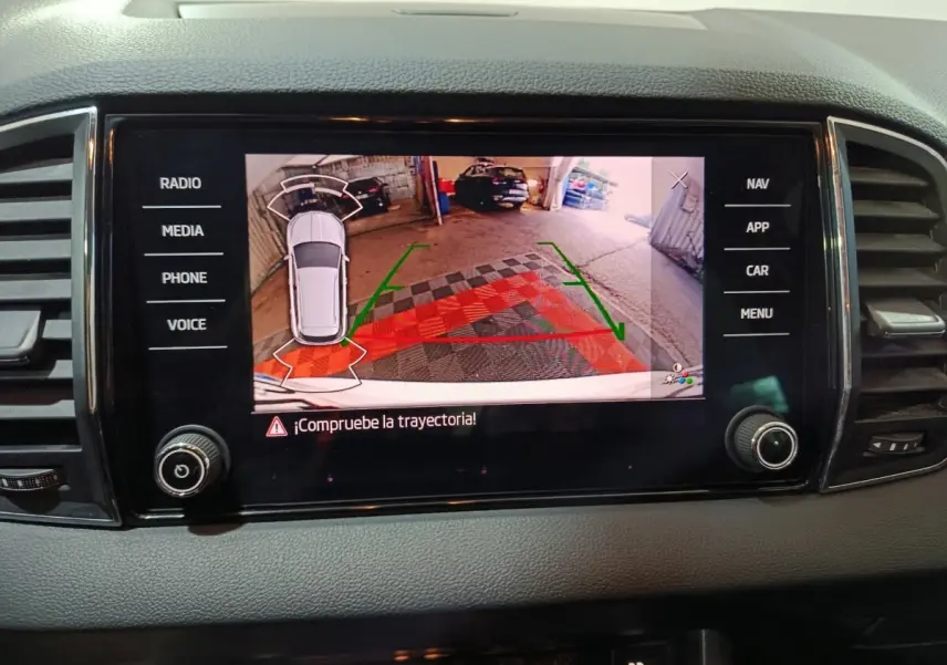 Écran tactile central du Skoda Karoq 2024 montrant la caméra de recul avec trajectoire assistée en vue arrière.