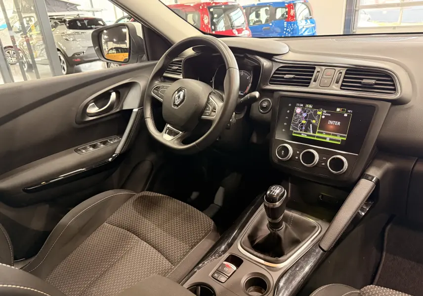 Vue intérieure côté conducteur du Renault Kadjar 1.5 dCi 115 Business 2020, avec volant multifonction et écran tactile central.