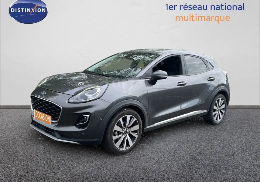 Ford Puma gris en 3/4 avant droit, mettant en valeur ses jantes alliage et son design compact urbain.