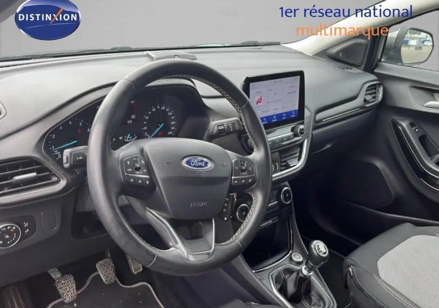 Vue intérieure côté conducteur du Ford Puma gris 2021, montrant le volant multifonction et la console centrale avec écran tactile.