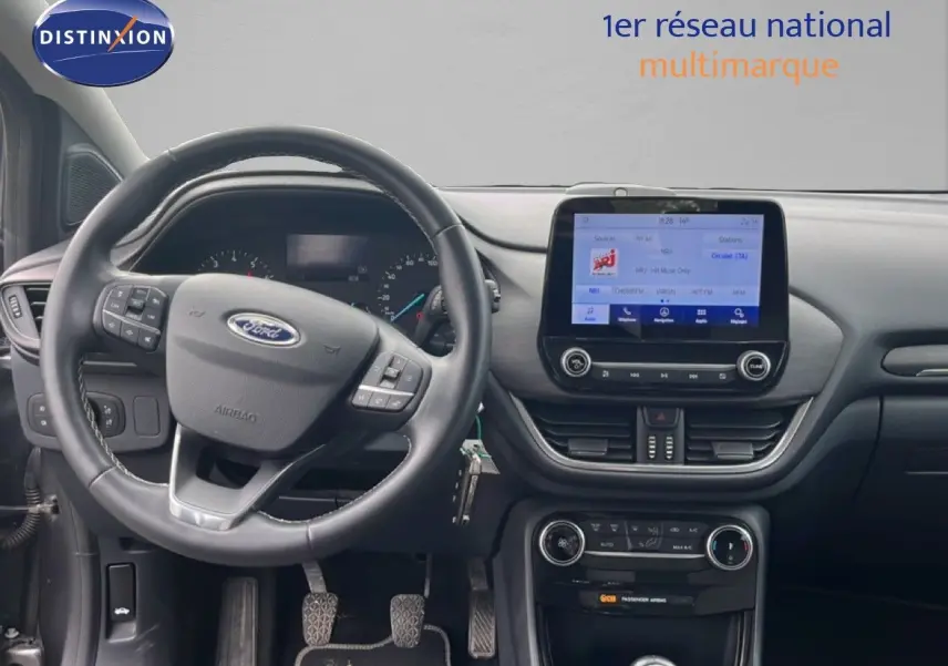 Vue intérieure du tableau de bord du Ford Puma gris 2021, avec volant multifonction et écran tactile central.
