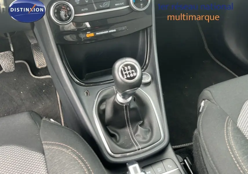 Le levier de vitesses manuel de la Ford Puma gris 2021, vu de dessus dans l'habitacle côté conducteur.