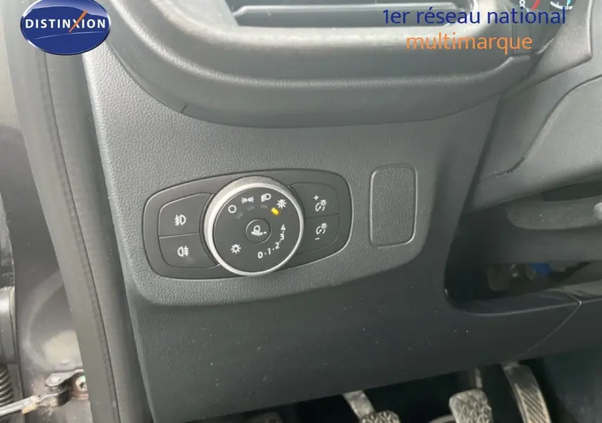 Détail du tableau de bord côté gauche avec commande des phares et pédales d’une Ford Puma gris 2021.