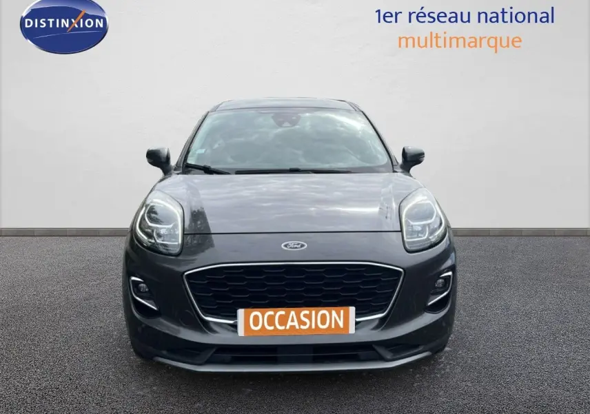 Vue frontale d'un Ford Puma gris 2021 avec calandre noire et phares LED, affichant une plaque "OCCASION".