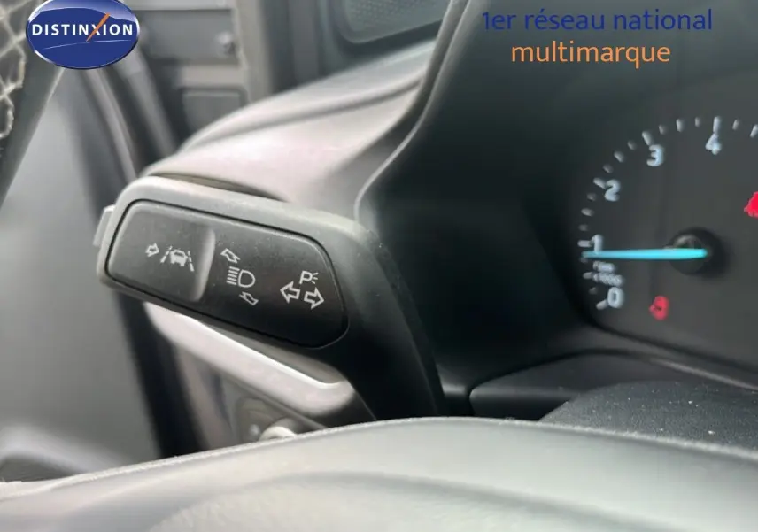 Détail du commodo gauche avec commandes d'éclairage et d'aide à la conduite dans le tableau de bord d'un Ford Puma gris 2021.