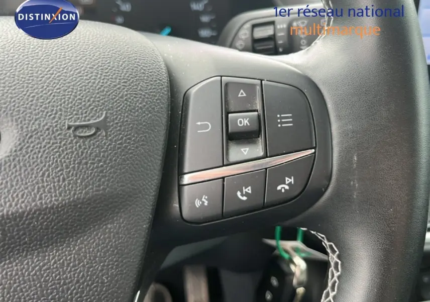 Gros plan sur le volant noir du Ford Puma 2021 avec commandes multifonctions visibles côté droit.